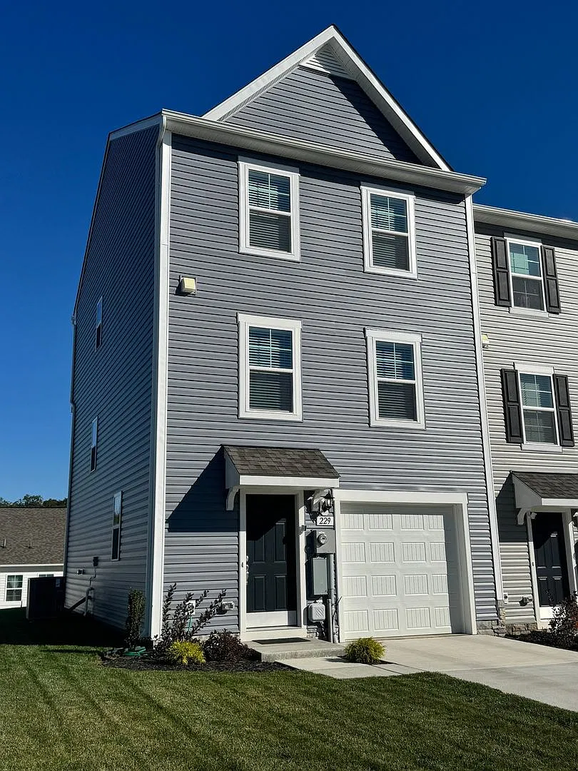 Charming 3BR 3.5 Half Bath 3 Level Townhome in Falling Waters — Photo 1