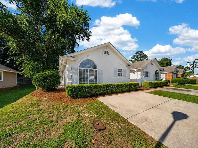413 Georgetown Cir — Photo 1