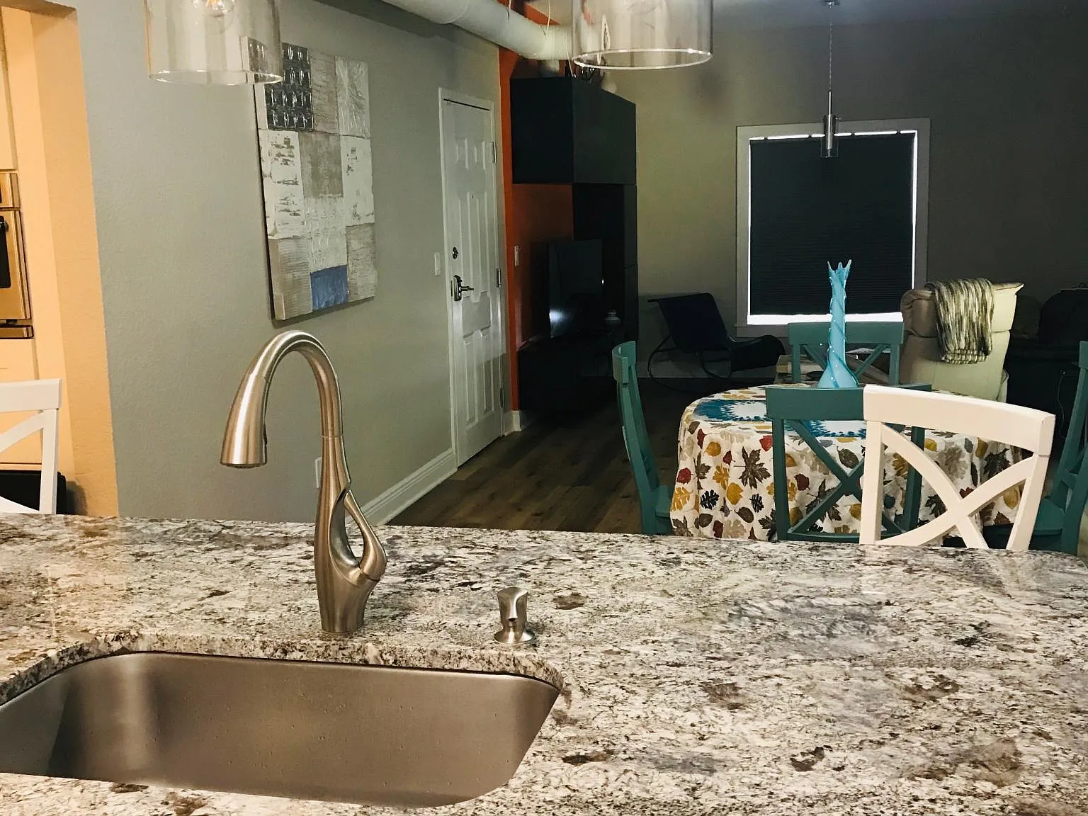 2 bed, 1200 sqft, $2,050 — Photo 3