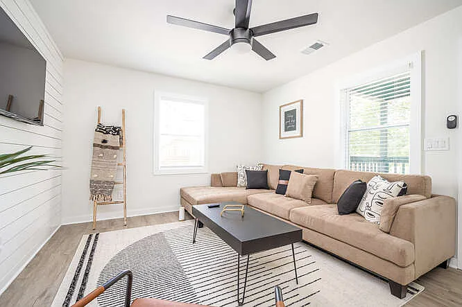 3 bed, 1320 sqft, $3,500 — Photo 1