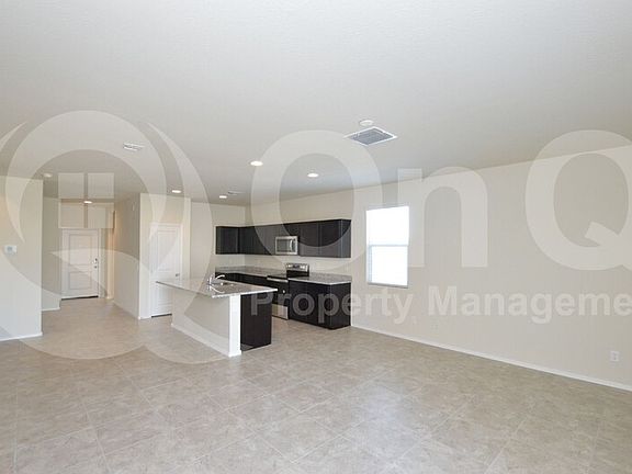 3rd image of 1042 W Laredo St