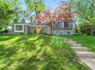 8410 Cherokee Ln, Leawood, KS 66206
