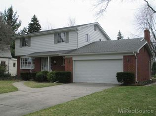 763 Hampton Rd, Grosse Pointe Woods, MI 48236