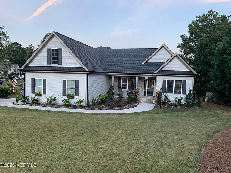 127 Shaw Dr — Photo 3