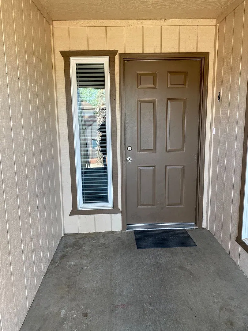 0075-Lake Court — Photo 1