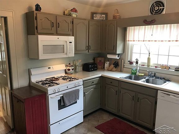 2nd image of 2423 Court St