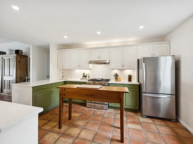 70 Mill Pond Ln — Photo 17
