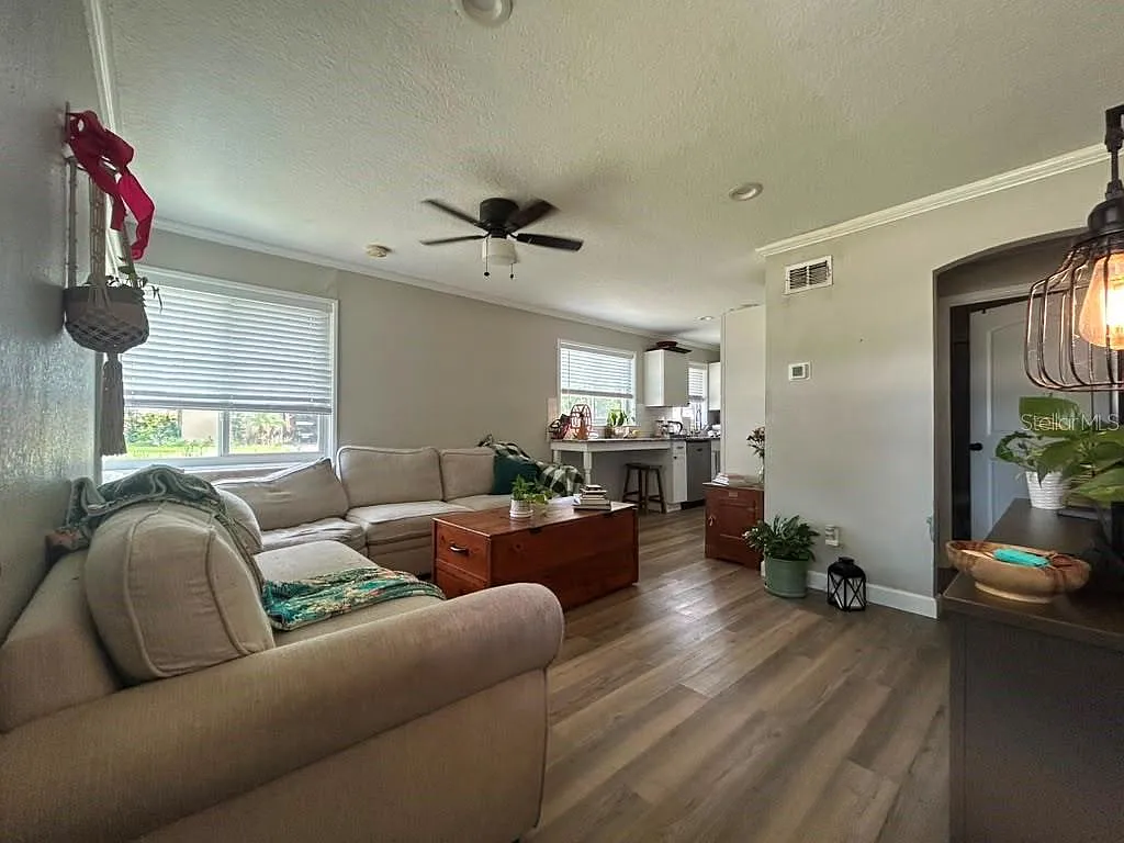 3 bed, 1.0 bath, 1035 sqft, $2,300 — Photo 4