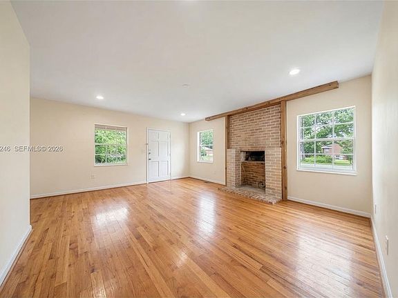 2nd image of 512 Mendoza Ave