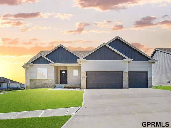 20801 Hartman Ave, Elkhorn, NE 68022