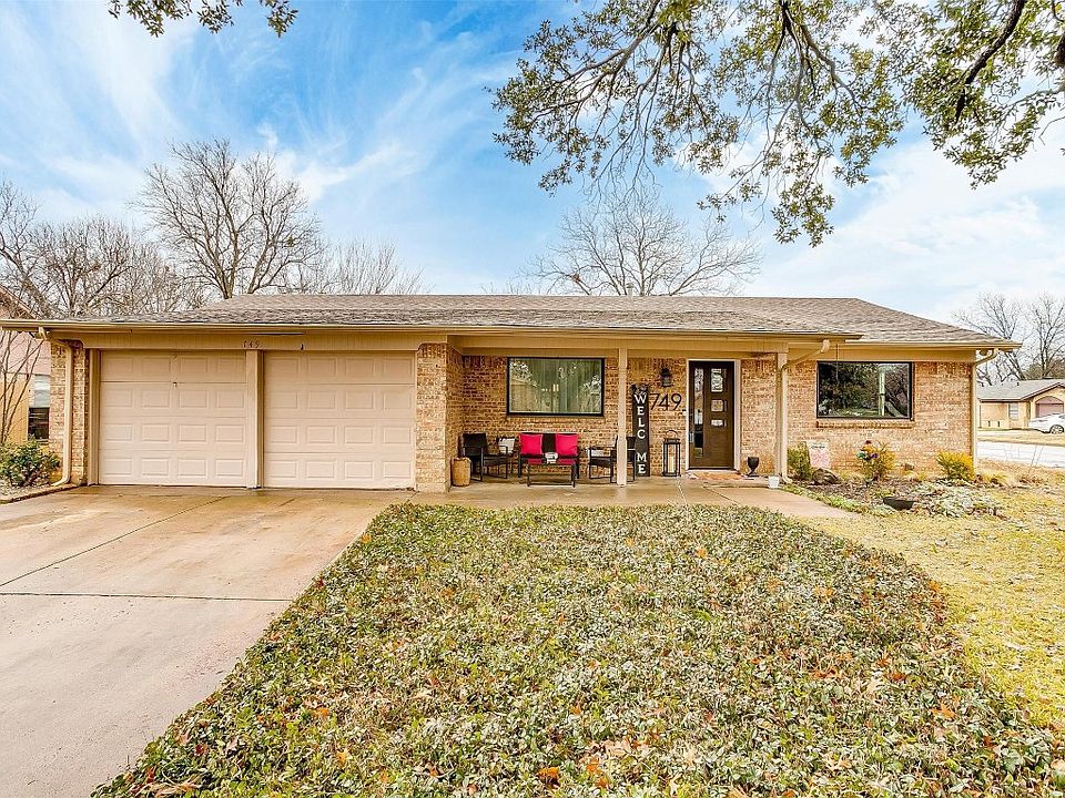 1st image of 749 Meadowcrest Dr