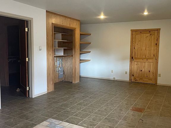 2nd image of 995 Railroad Ave