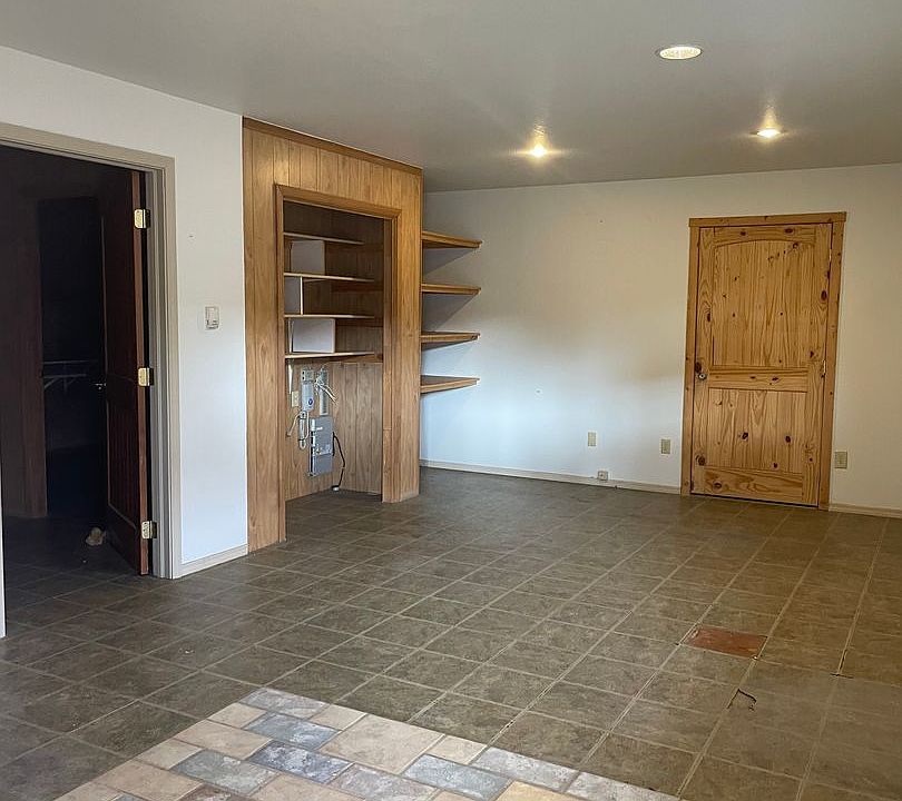 1st image of 995 Railroad Ave