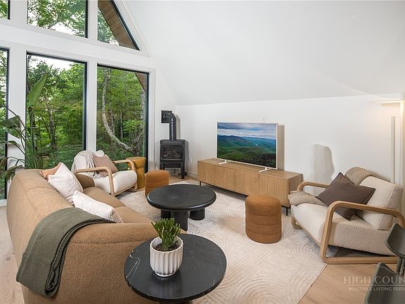 3rd image of 122 Wintergreen Way