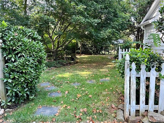 4th image of 3011 Henderson Rd