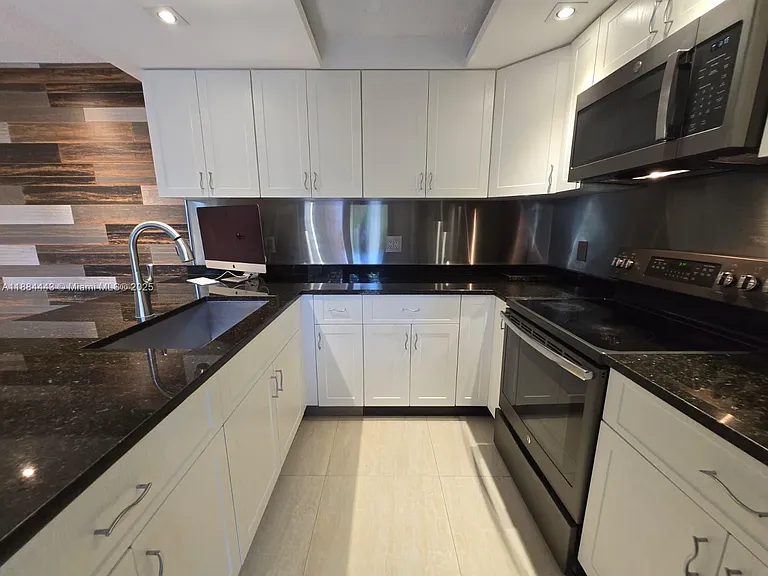 1150 SW 118th Ter — Photo 4