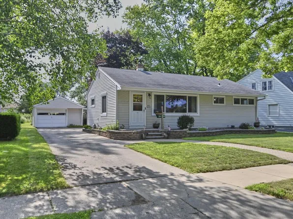 W63N315 Hillcrest AVENUE, Cedarburg, WI 53012