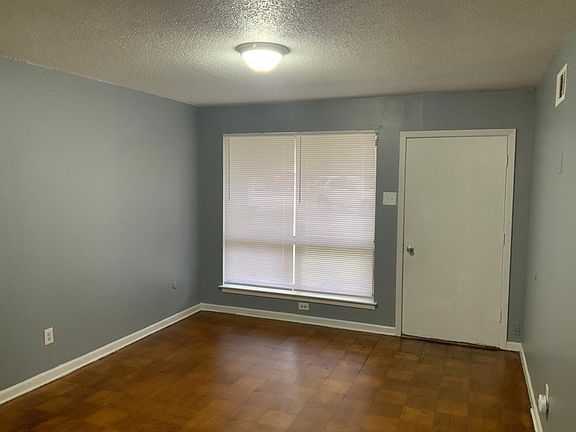3rd image of 4782 Hillmont Ave