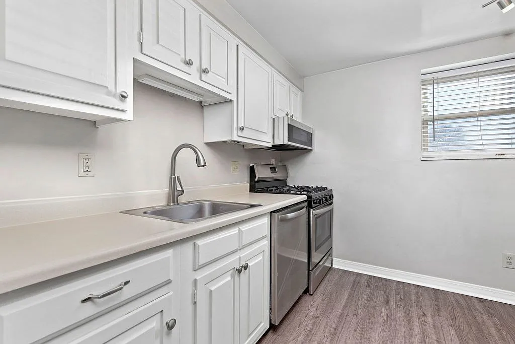 Grant Court — Photo 1