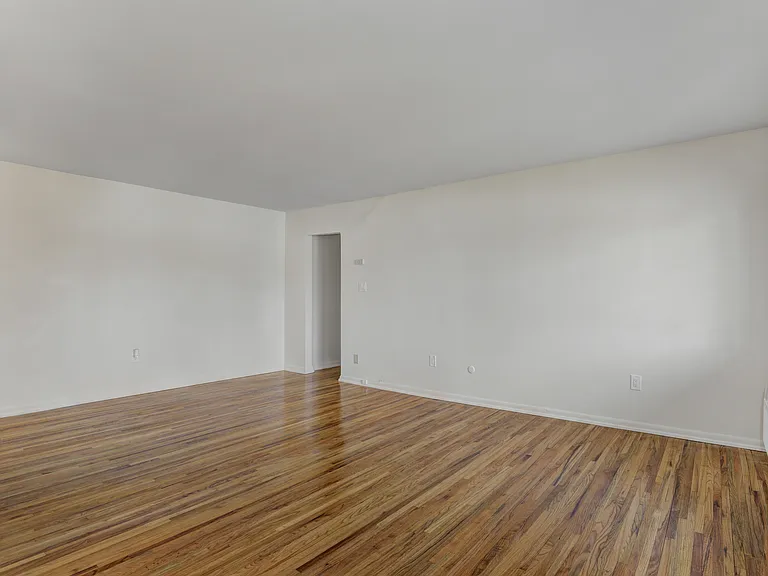 Versailles Apartments — Photo 15