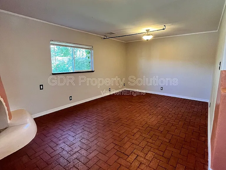 2440 Rose Ave NW — Photo 8