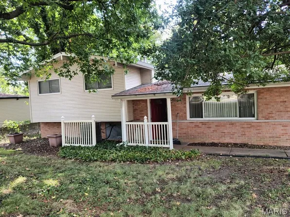 9046 Old Bonhomme Rd, Saint Louis, MO 63132