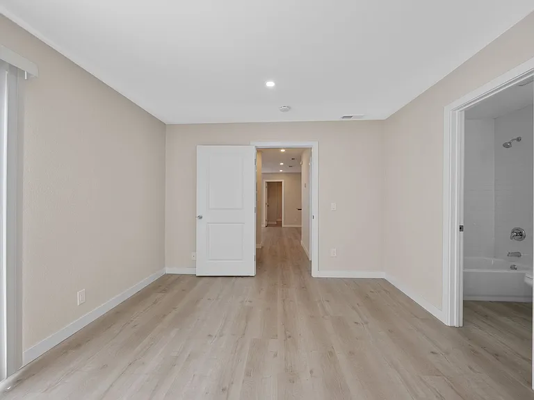 Sunset Cliffs Apartments — Photo 20