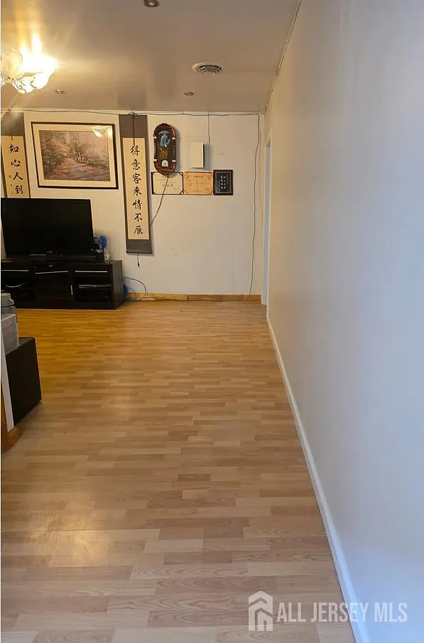 2 bed, 1.0 bath, 856 sqft, $2,500 — Photo 3