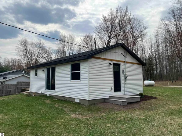 8332 Tedrow Trl, Marion, MI 49665