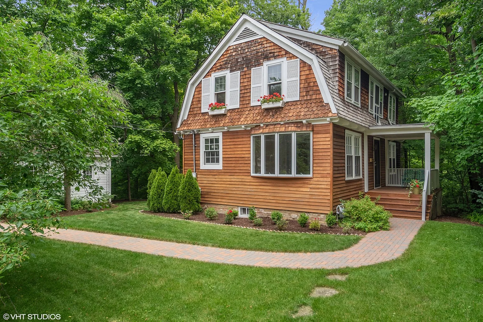 1551 Linden Ave photo 1