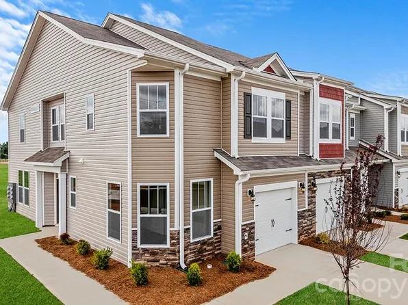 381 Creekview Rd, Hendersonville, NC 28792