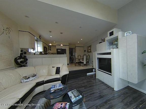 3rd image of 170 Travis Ave