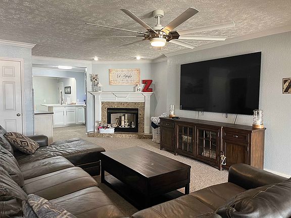 3rd image of 415 Riverside Dr