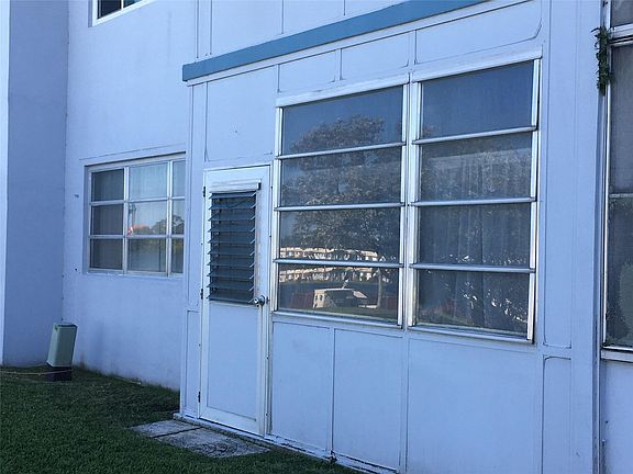 3rd image of 2223 Park Lane #109