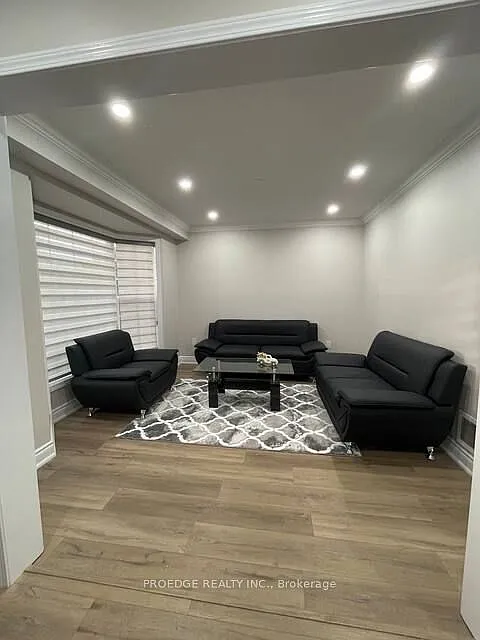 2357 Falkland Cres