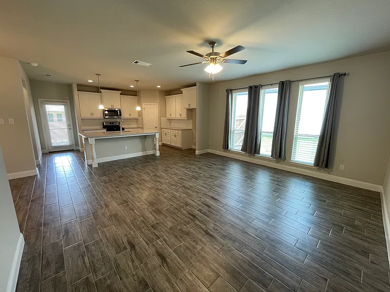350 Carlisle Dr — Photo 4