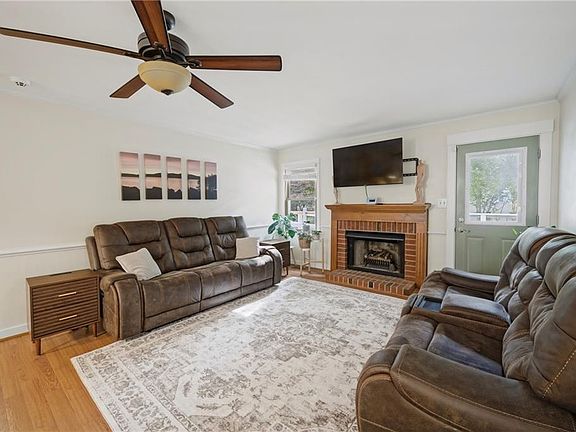 3rd image of 809 Grantham Ln