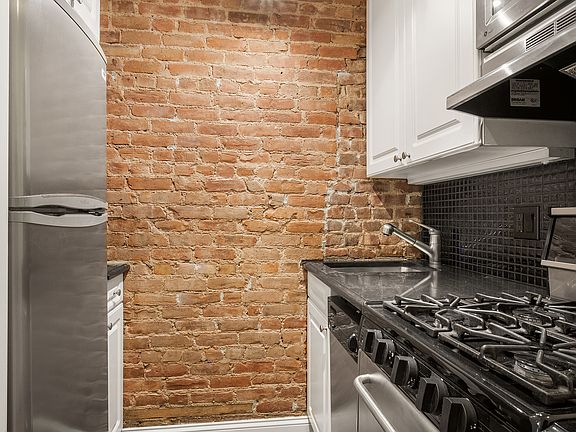4th image of 623 E 11th St APT 4W