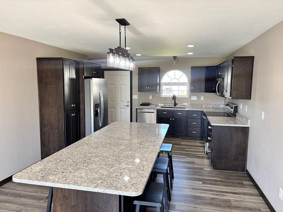 1st image of 935 W Elm Dr