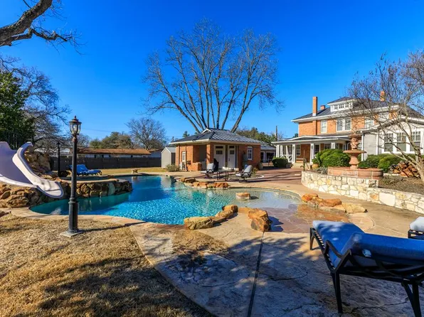 315 W College St, Fredericksburg, TX 78624