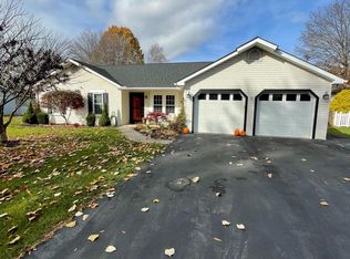 116 Stanford Ln, Falling Waters, WV 25419