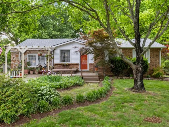 112 Saint James St, Charlotte, TN 37036