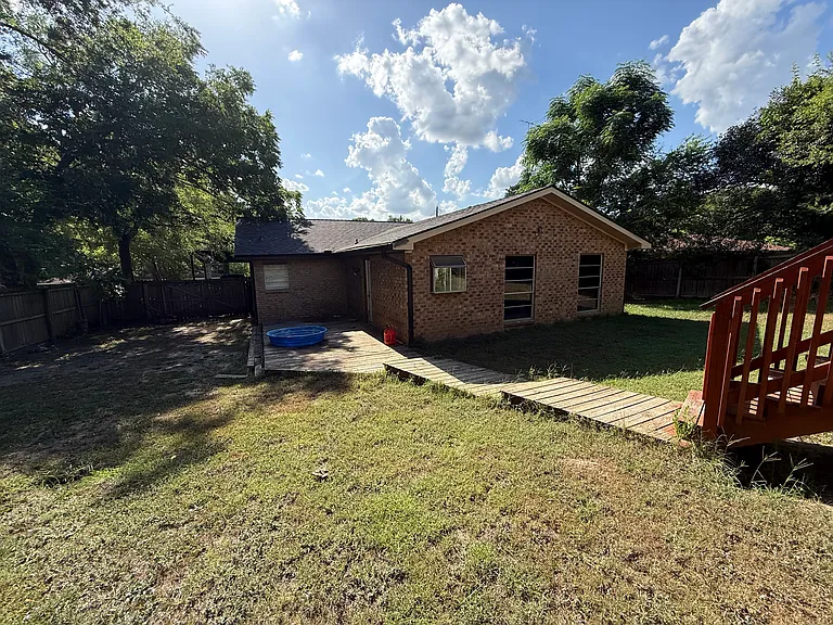 606 S Vernon St — Photo 3