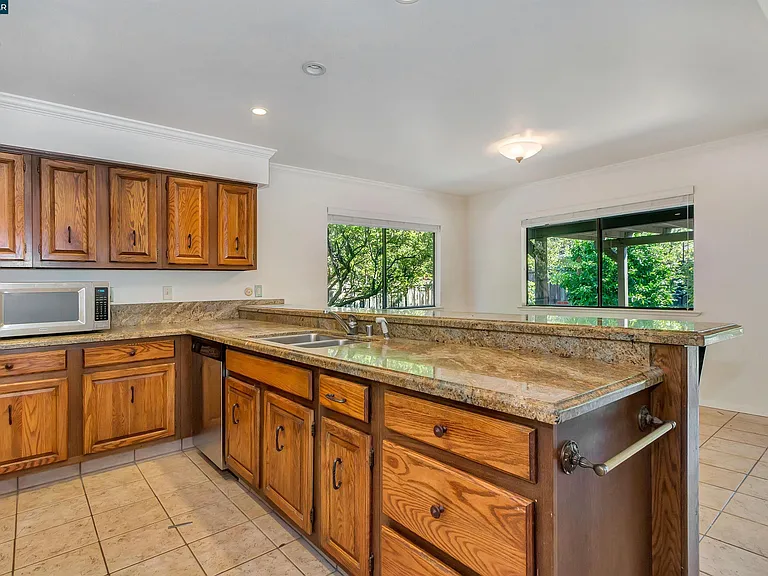 332 Downham Ct — Photo 4