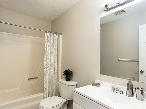 3rd image of 2202 Greenbriar Cir APT 4