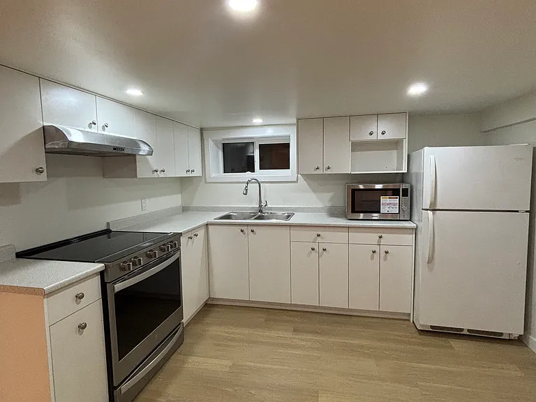 407 Saint George St — Photo 24