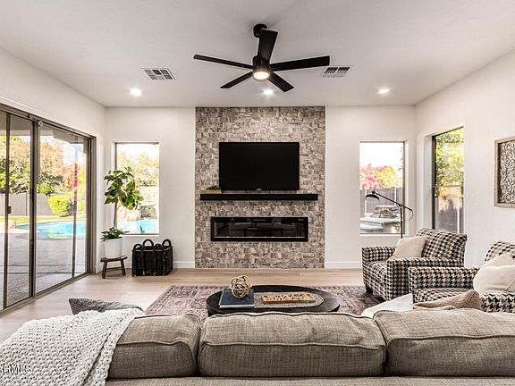 3rd image of 940 W MACAW Drive