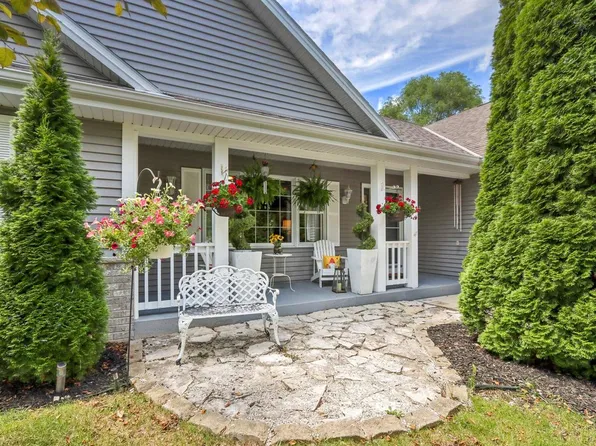 390 Sand Hill LANE, Dousman, WI 53118