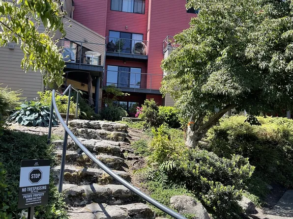 910 NW Naito Pkwy APT I18, Portland, OR 97209