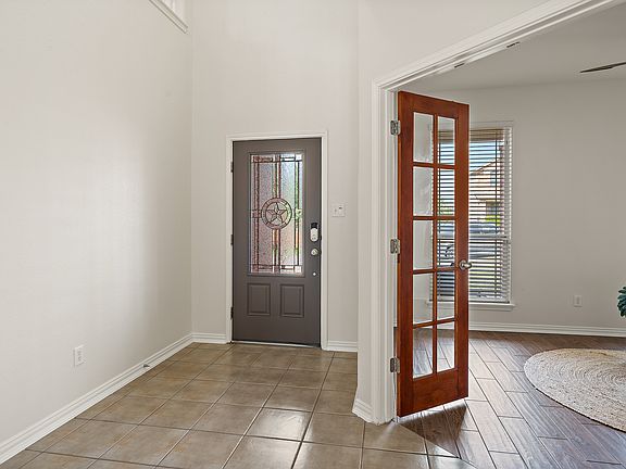 5th image of 415 Bloomsbury Dr
